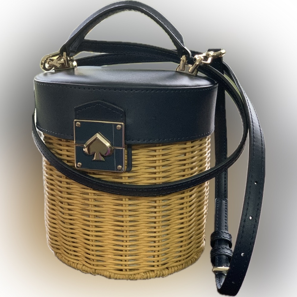 Kate Spade NWOT Rumi Medium Trunk Bucket Bag In Navy Leather Trim/Natural Wicker